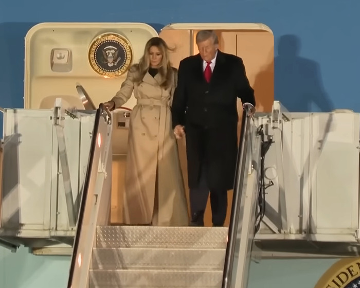 Melania Trump y Donald Trump descendieron escaleras de aviones que destacan las opciones de vestuario de Melania durante la visita al estado del Reino Unido.