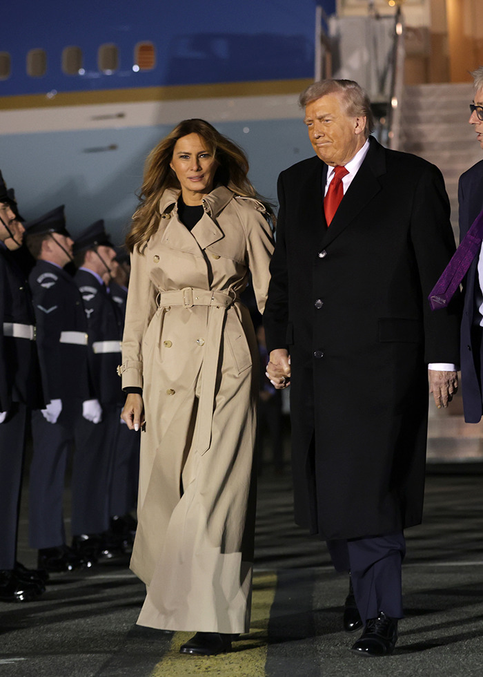 Melania Trump con una gabardina beige durante la visita al estado del Reino Unido, destacando los mensajes ocultos en las opciones de vestuario.