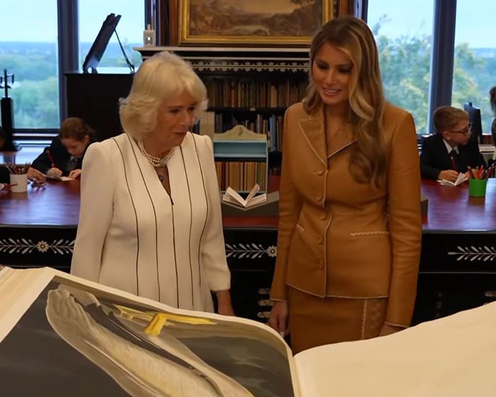Melania Trump y Camilla exploran un gran libro en interiores, destacando las opciones de vestuario durante la visita al estado del Reino Unido.