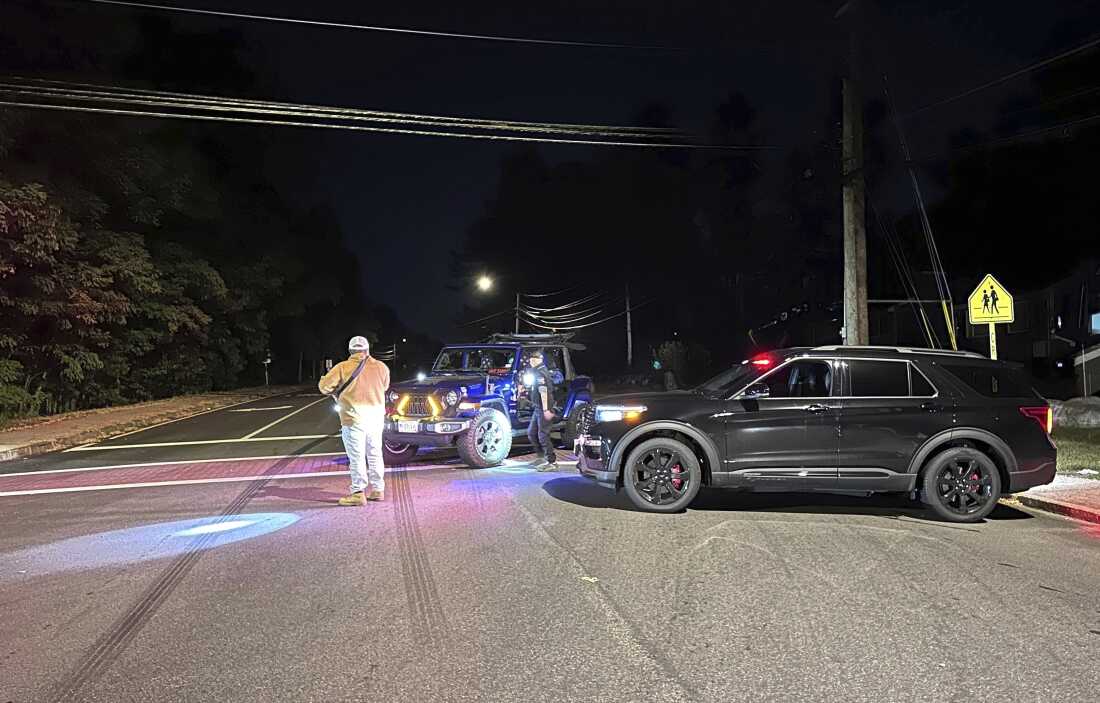La policía bloquea un camino hacia Sky Meadow Country Club en Nashua, New Hampshire, donde ocurrió un tiroteo el sábado 20 de septiembre de 2025.