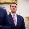 El cofundador de Turning Point USA, Charlie Kirk, se encuentra en la parte trasera de la sala mientras el presidente Trump habla durante una ceremonia en la ceremonia por el abogado interino de los Estados Unidos para Washington, DC Jeanine Pirro, en la Oficina Oval de la Casa Blanca el 28 de mayo.