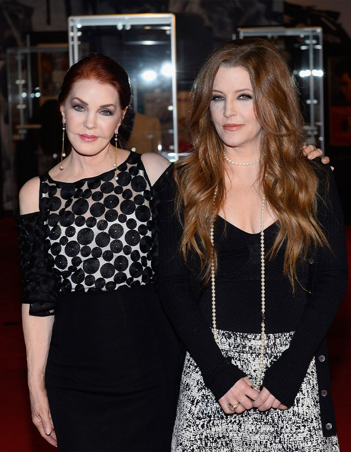 Priscilla Presely y Lisa Marie Presley posando juntas, discutiendo la vida íntima de Lisa Marie y Michael Jackson.