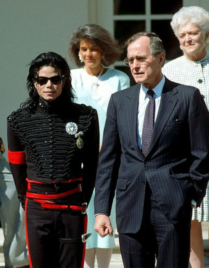 Michael Jackson de pie junto a George HW Bush, con otros en fondo, relacionados con Priscilla Presley en Lisa Marie y la vida íntima de Michael.