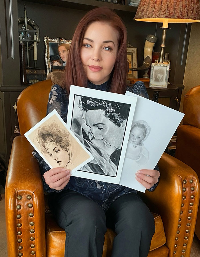 Priscilla Presley sentado en una silla que contiene dibujos, relacionados con la vida íntima de Lisa Marie y Michael Jackson.