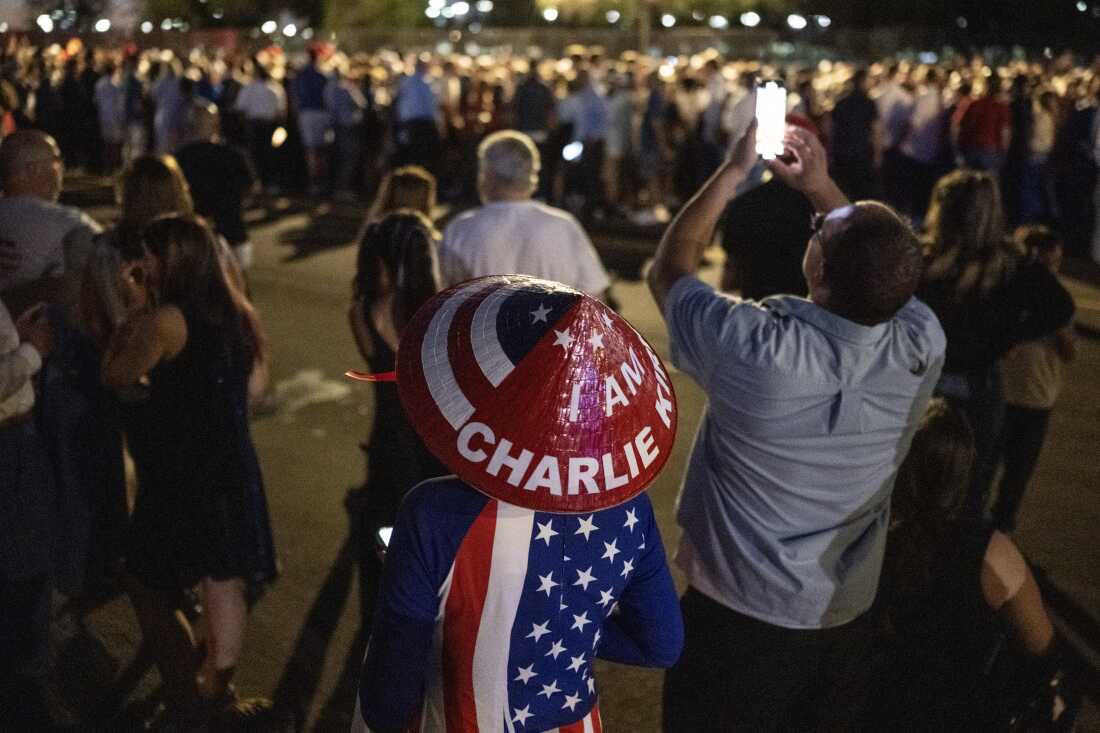 Una persona usa un sombrero leyendo 