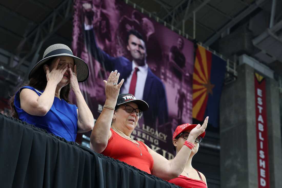 Glendale, Arizona - 21 de septiembre: los asistentes esperan el comienzo del servicio conmemorativo para el activista político Charlie Kirk en el Estadio State Farm el 21 de septiembre de 2025 en Glendale, Arizona. Kirk, el CEO y cofundador de Turning Point USA, fue asesinado a tiros el 10 de septiembre mientras hablaba en un evento durante su 