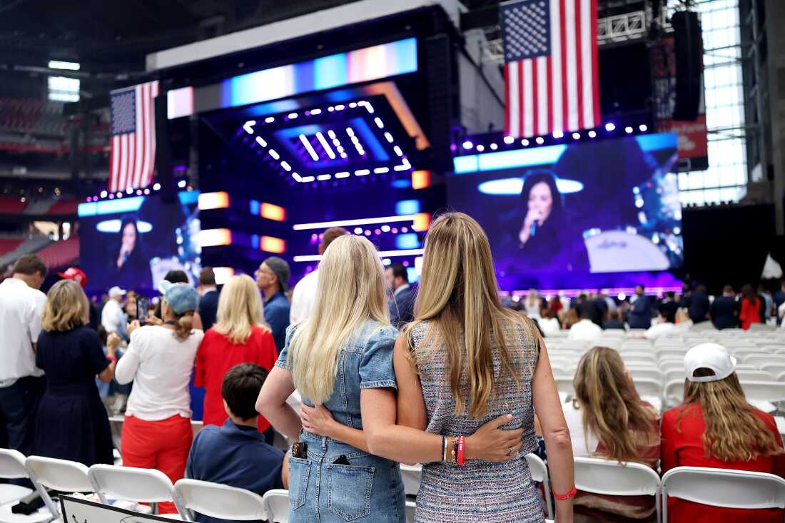 Glendale, Arizona - 21 de septiembre: los asistentes esperan el comienzo del servicio conmemorativo para el activista político Charlie Kirk en el Estadio State Farm el 21 de septiembre de 2025 en Glendale, Arizona.