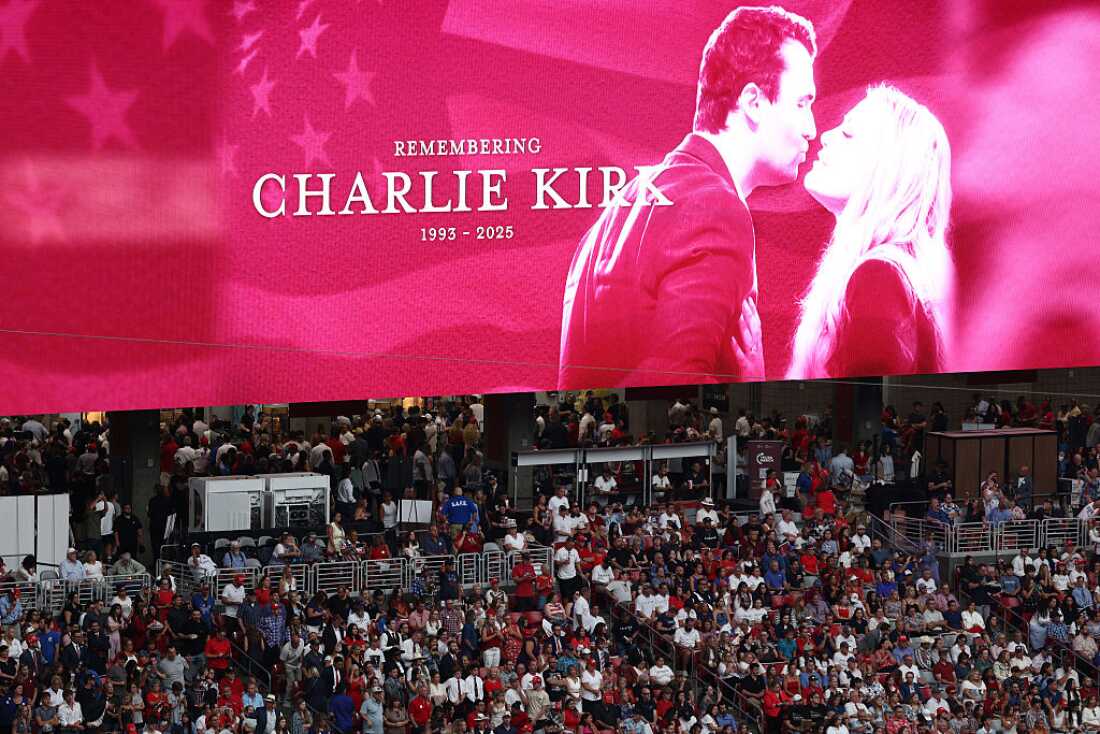 Un póster muestra a Charlie Kirk y su esposa Erika, quien fue nombrado el nuevo CEO de Turning Point USA.