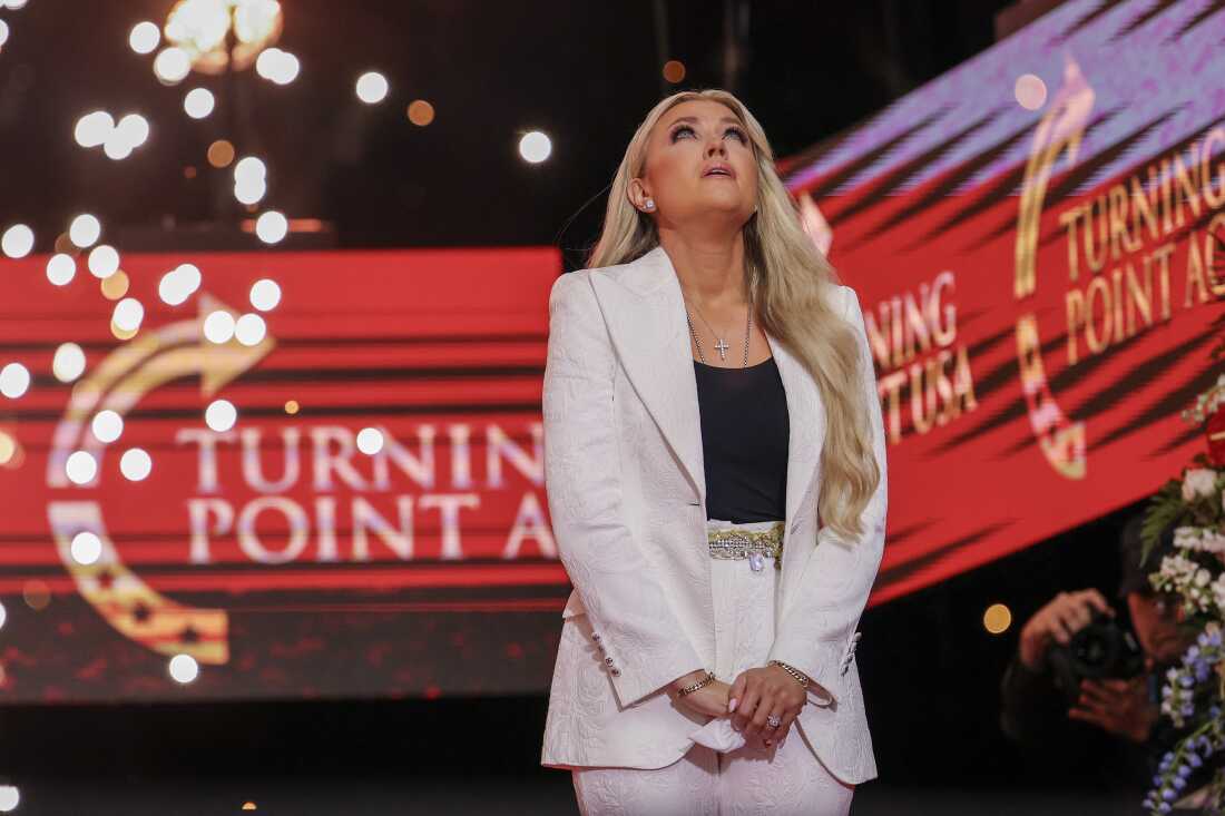 Erika Kirk aparece en el escenario durante el servicio conmemorativo para su esposo, el activista político conservador Charlie Kirk.