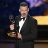 Jimmy Kimmel acepta el destacado anfitrión de un programa de juegos Emmy por quién quiere ser millonario durante la noche dos de los 2025 premios de artes creativas de la academia de televisión el 7 de septiembre de 2025 en el Peacock Theatre de Los Ángeles.