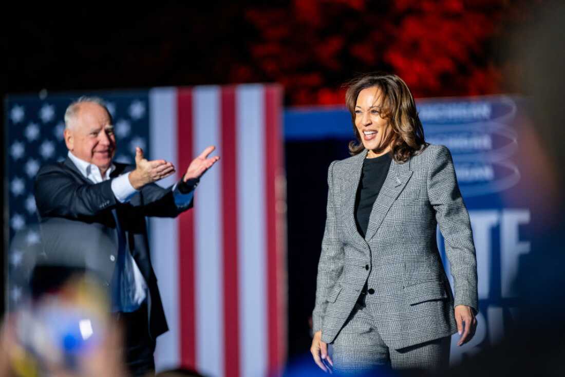 La ex vicepresidenta Kamala Harris sube al escenario después de ser presentada por el entonces candidato vicepresidencial democrático, el gobernador de Minnesota, Tim Walz, durante una manifestación de campaña el 28 de octubre de 2024 en Ann Arbor, Mich.