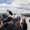Kamala Harris, que se muestra aquí como vicepresidenta en 2022, habla con la piscina de la prensa viajero mientras observa el segundo caballero Doug Emhoff, bajo el ala de Air Force 2 en el Aeropuerto Internacional Buffalo-Niagra.