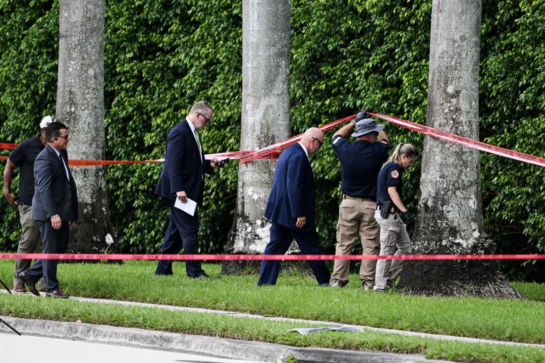 Los funcionarios encargados de hacer cumplir la ley trabajan en la escena del crimen fuera del Trump International Golf Club en West Palm Beach, Florida, el 16 de septiembre de 2024, el día después del intento de asesinato del entonces candidato presidencial de la época, Donald Trump.