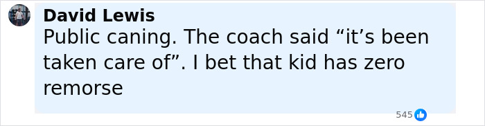 Comentario de David Lewis criticando el comportamiento de un jugador de fútbol después de una escuela toma medidas fuertes y decisivas.