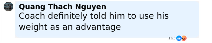 Comentario de Quang Thach Nguyen diciendo que el entrenador le dijo al jugador que usara su peso como una ventaja en la discusión de incidentes de fútbol.