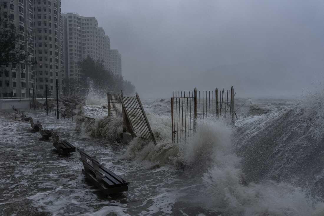 Las fuertes olas se estrellaron contra la costa en el área de Heng Fa Chuen cuando se acerca el súper tifón Ragasa en Hong Kong, el miércoles.