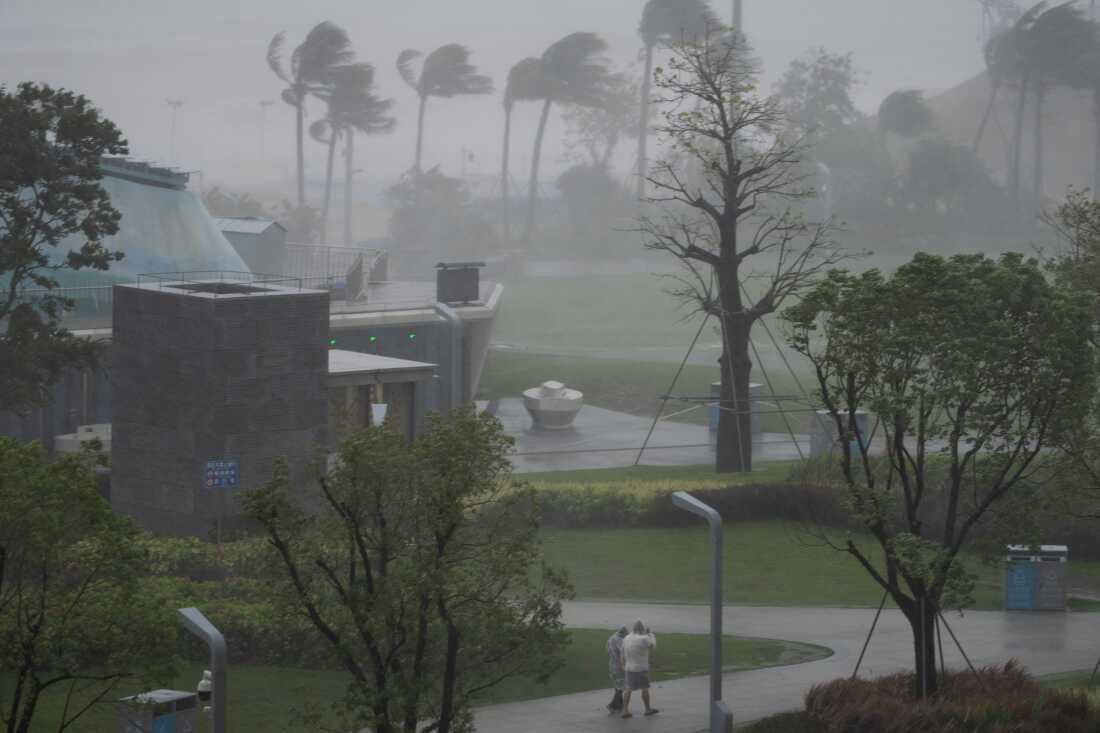 La gente camina bajo la lluvia y fuertes vientos en Shenzhen, en la provincia de Guangdong del sur de China, el miércoles 24 de septiembre de 2025, cuando el tifón Ragasa se mueve cerca del área.