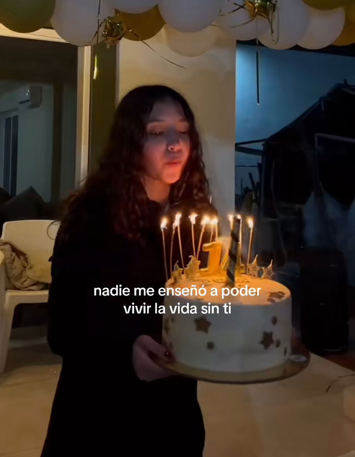 Adolescente que sopla velas en pastel de cumpleaños en interiores, relacionado con el médico suspendido después del caso fatal de cirugía de seno.