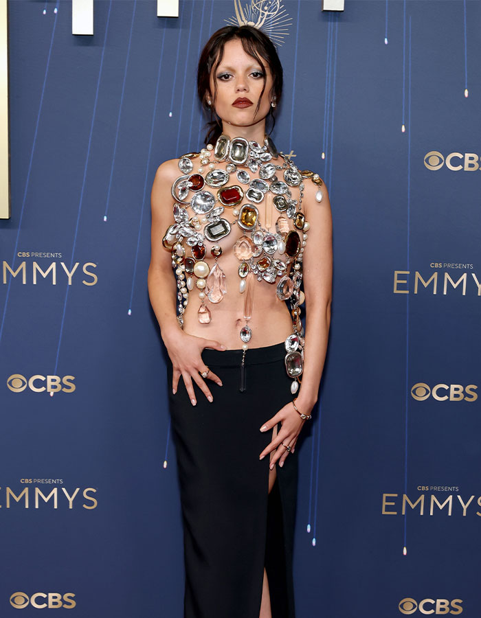 Jenna Ortega en los Emmy con un atuendo con joyas, diseñada por su estilista después de un momento viral doloroso.