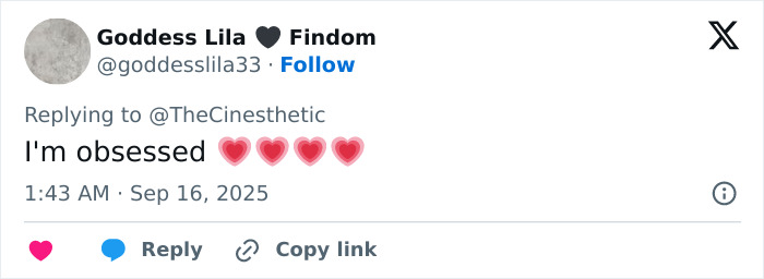 Comentario del usuario en las redes sociales, expresando admiración con emojis del corazón, relacionado con el estilista y el atuendo de Emmy viral de Jenna Ortega.