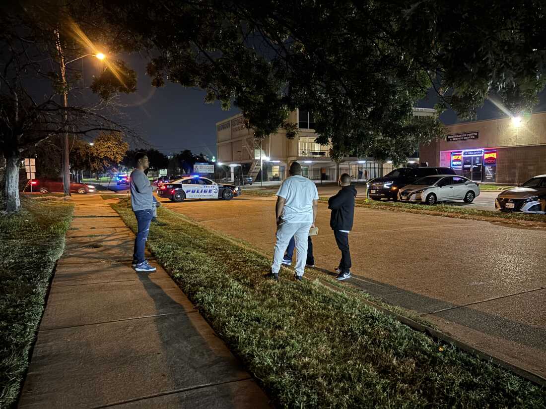 Fuera de la instalación de detención de inmigración y aduana (ICE) de los Estados Unidos en Dallas, Texas, el 24 de septiembre de 2025.