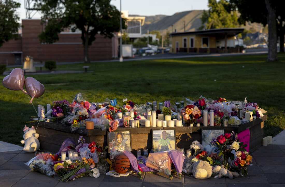Archivo: las imágenes, las flores y las velas marcan un memorial improvisado, 3 de junio de 2025, en Wenatchee, Washington, en honor a Olivia, Paityn y Evelyn Decker, quienes fueron encontrados muertos cerca de Leavenworth después de que su padre Travis Decker no los devolvió después de una visita programada. (Nick Wagner/The Seattle Times a través de AP)