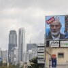 Una cartelera muestra retratos de los líderes de Hamas Mohammed Deif e Ismail Haniyeh con la palabra 