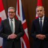 El primer ministro del Reino Unido, Keir Starmer y el primer ministro canadiense, Mark Carney, se reúnen antes del inicio de la Cumbre del G7 en Parliament Hill el 15 de junio de 2025 en Ottawa, Canadá.