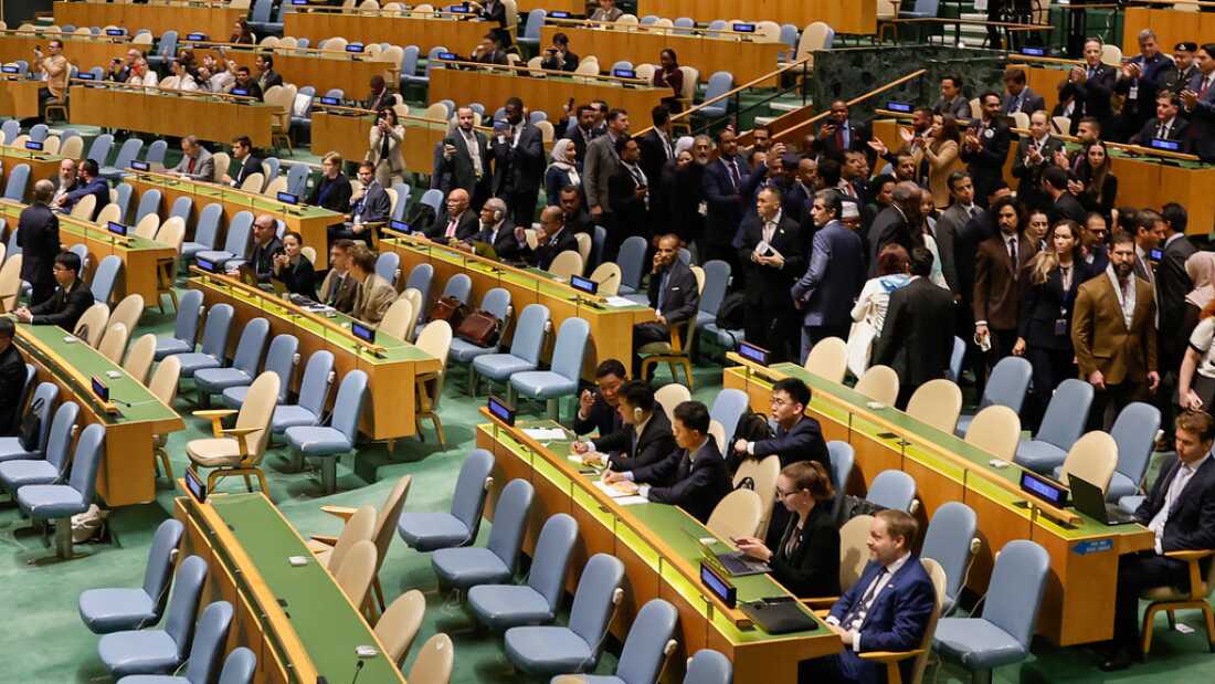 Los delegados abandonan el salón de la Asamblea General el viernes como el primer ministro israelí Benjamin Netanyahu se acerca al podio para hablar en la 80ª sesión de la Asamblea General de las Naciones Unidas.