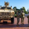 Las tropas de la Guardia Nacional se encuentran fuera de Union Station en Washington, DC