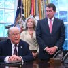 El presidente Trump habla en la Oficina Oval el 15 de septiembre antes de firmar un memorando para enviar tropas de la Guardia Nacional a Memphis, Tennessee, mientras la senadora estadounidense Marsha Blackburn, R-Tenn., (De izquierda a cabo), el senador estadounidense Bill Hagerty, R-Tenn., Y el gobernador republicano de Tennessee, Bill Lee.