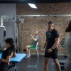 Andriy Khrystiuk hace ejercicio durante una clase de CrossFit en el Centro de Habilitación Lviv, donde se queda para recuperarse del trauma mental que está experimentando como resultado de servir en el ejército de Ucrania.