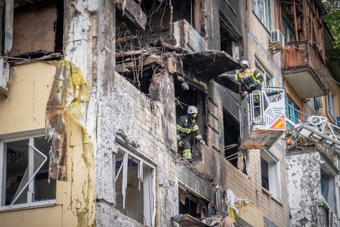 Los rescatistas trabajan en el sitio de los edificios de apartamentos dañados durante un ataque ruso en Kyiv el domingo.