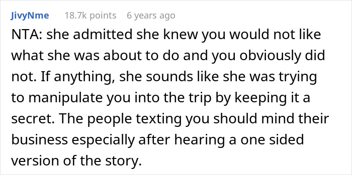 Comentario de Reddit explicando la reacción de la pareja después de que la mujer revela planes de viaje en solitario cinco días antes de irse.