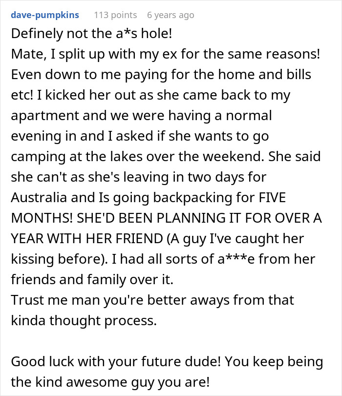 El usuario comenta sobre una mujer que planea un viaje en solitario durante meses, pero lo revela días antes de la salida, lo que lleva a una ruptura.