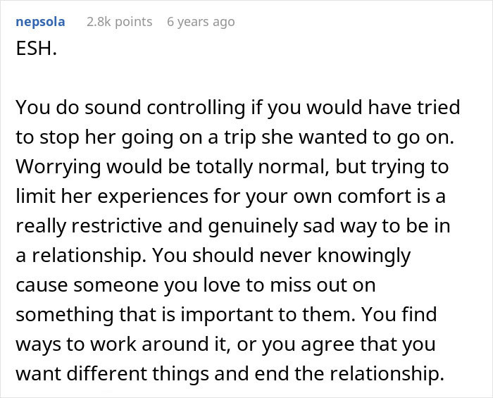 Captura de pantalla de un comentario detallado de Reddit discutiendo a una mujer que planea un viaje en solitario y desafíos de relaciones antes de irse.