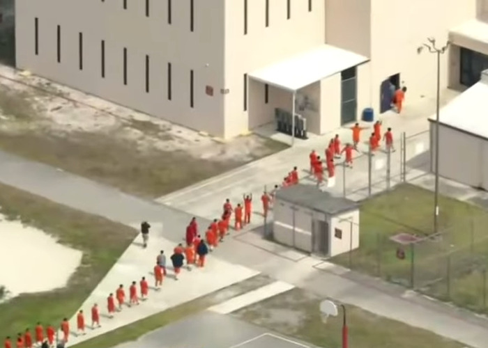 Detenidos en uniformes de naranja caminando en la línea dentro de una instalación segura que falta en los registros de hielo después de la transferencia de cocodrilo Alcatraz