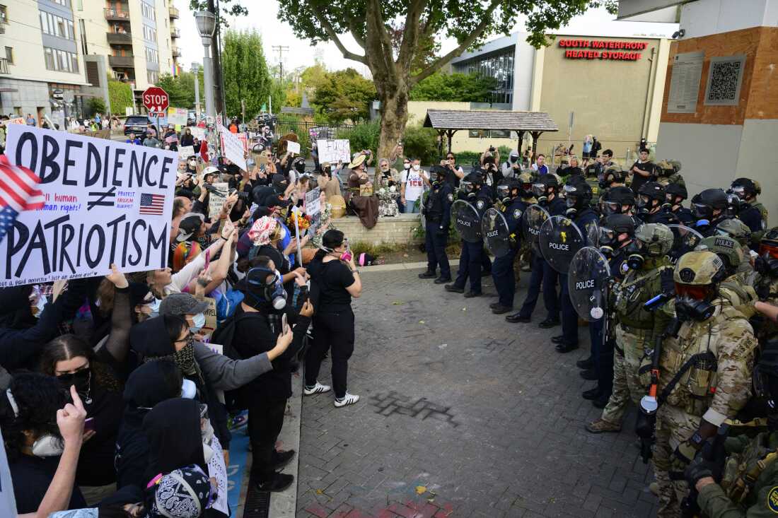 Los agentes federales enfrentan manifestantes fuera del Edificio de Control de Inmigración y Aduanas de los Estados Unidos el 28 de septiembre de 2025 en Portland, Oregon.