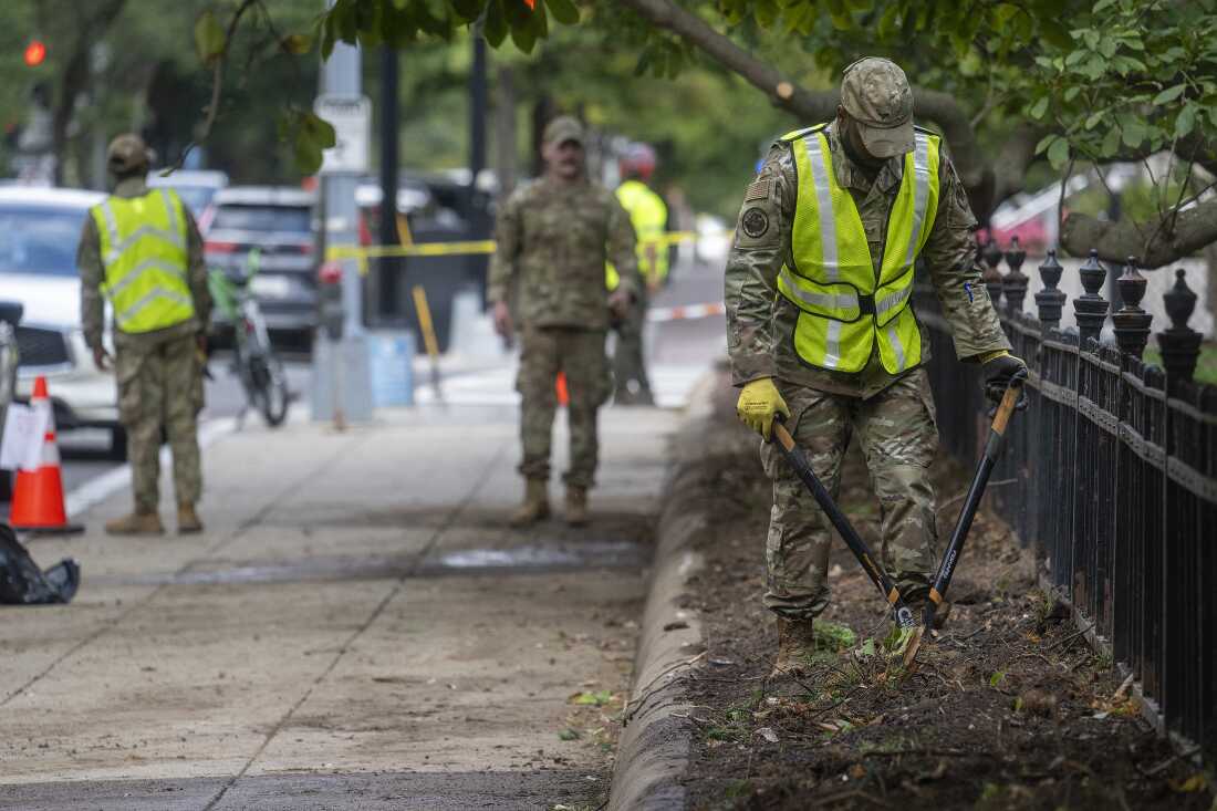 Los miembros de la Guardia Nacional eliminaron un área mientras limpian un parque cerca de Washington, DC, el 18 de septiembre.