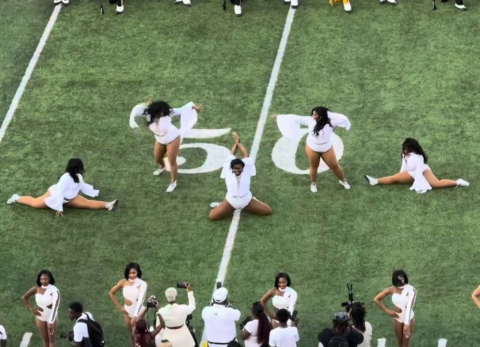 Los bailarines universitarios de talla grande se presentan en el medio tiempo en Football Field, enfrentando los comentarios de Bodyshaming del locutor y la reacción pública.