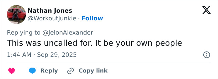 Tweet de Nathan Jones criticando a un locutor de la banda universitaria Bodyshaming Baancers de talla grande durante el medio tiempo.