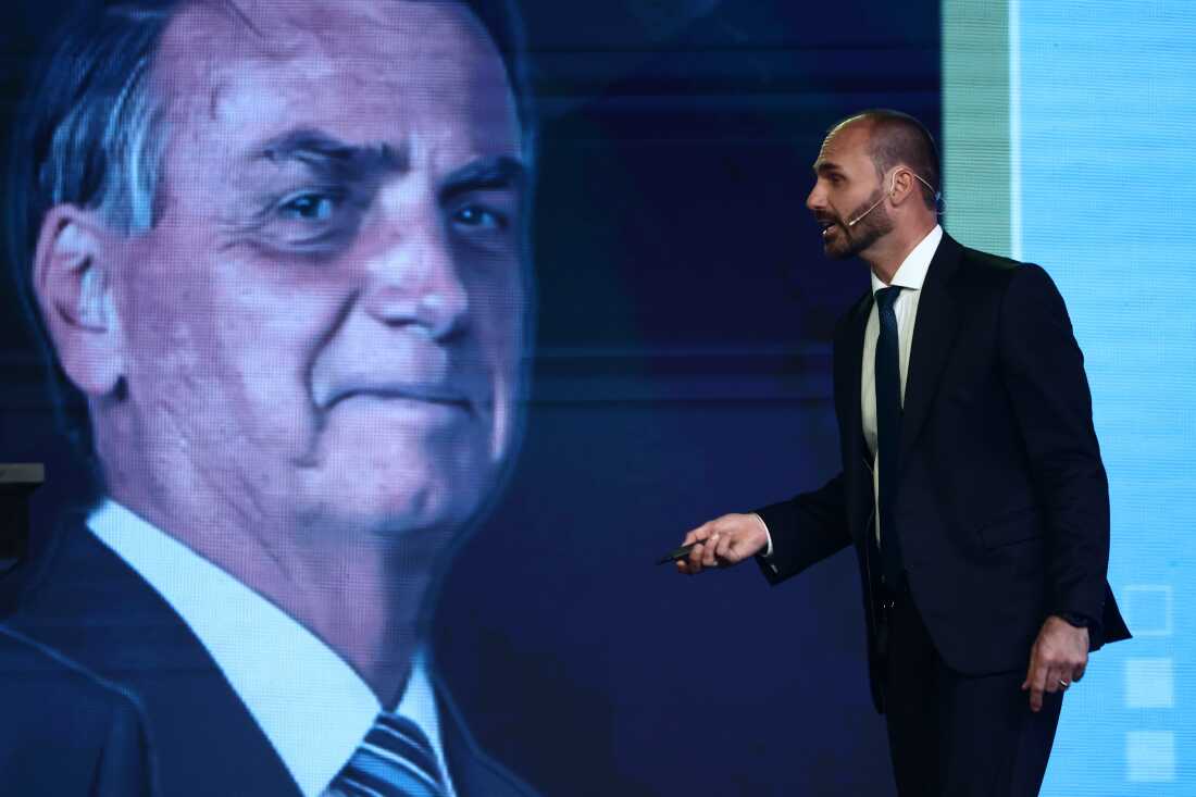 Eduardo Bolsonaro habla junto a una imagen de su padre, el ex presidente brasileño Jair Bolsonaro durante la CPAC Argentina 2024, Conferencia de Acción Política Conservadora