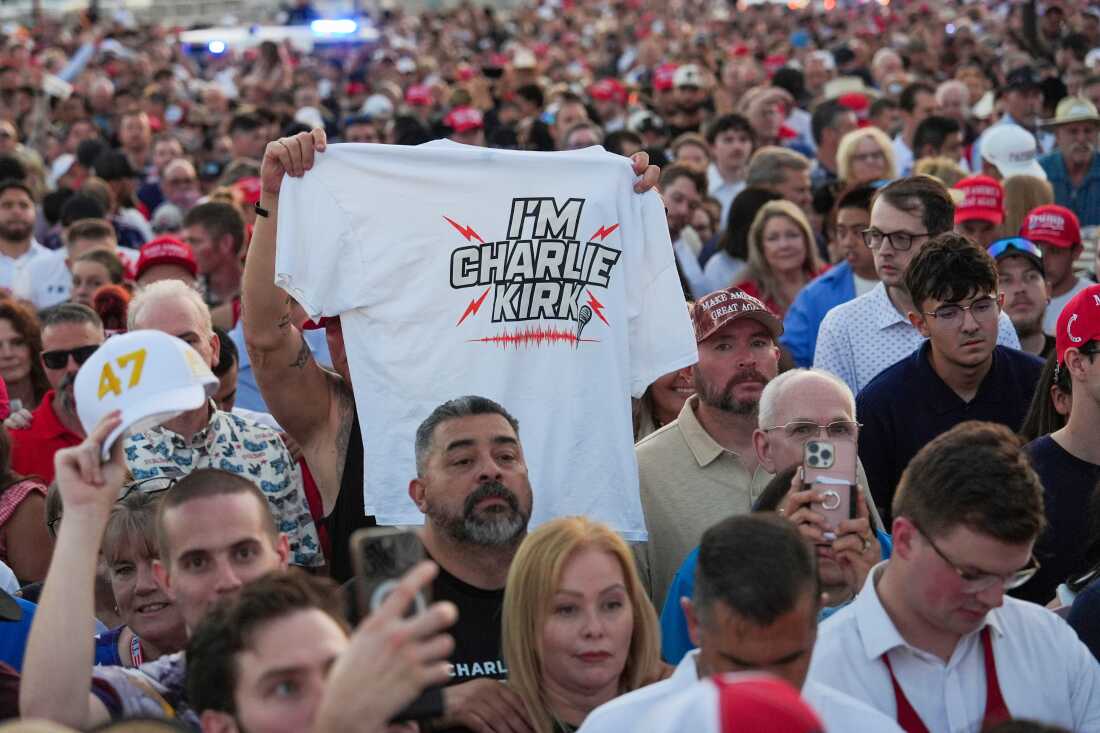 La gente espera en la fila ante un monumento al activista conservador Charlie Kirk el domingo 21 de septiembre de 2025, en el Estadio State Farm en Glendale, Ariz.