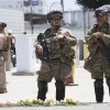 Los miembros de la Guardia Nacional de California y los marines estadounidenses protegen un edificio federal en junio.
