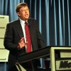 En 2001, el arquitecto de software jefe de Microsoft, Bill Gates, comenta en la sede de Microsoft en Redmond, Washington, en la decisión del Tribunal de Apelaciones de los Estados Unidos para revocar el fallo de un tribunal inferior de que el gigante del software se rompa.