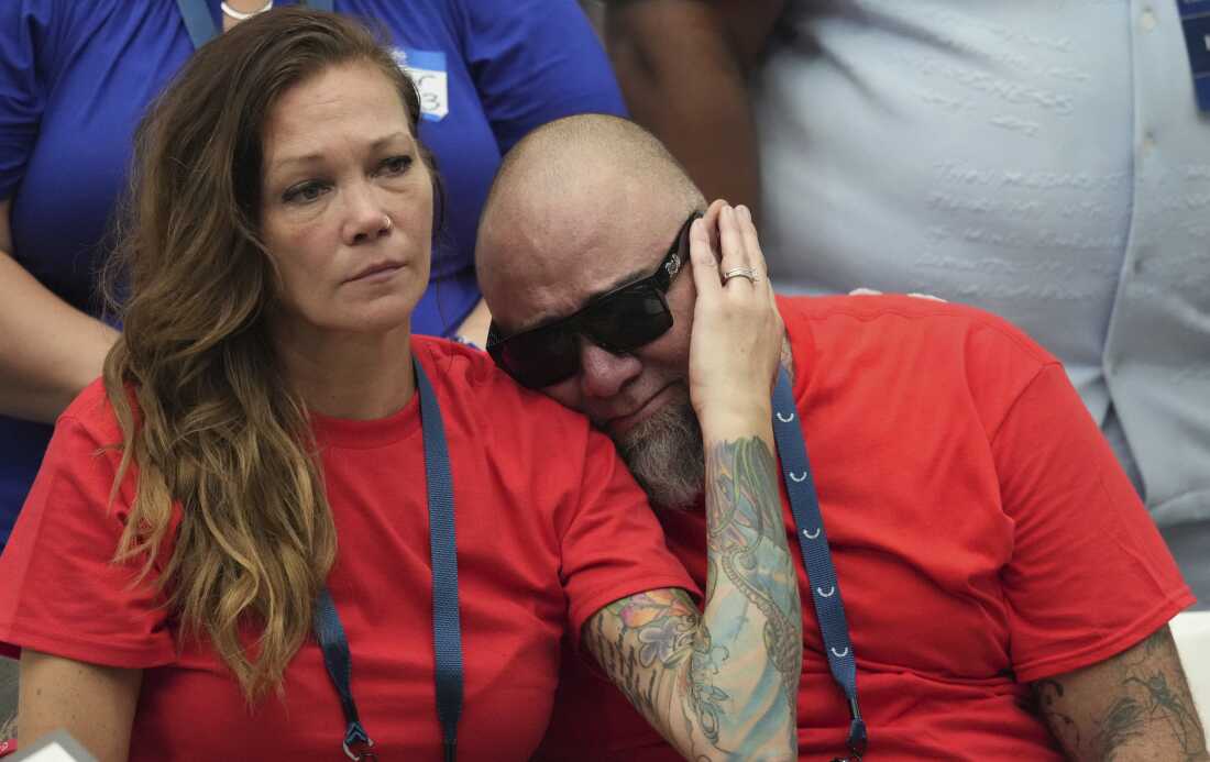 Los partidarios se consolan entre sí antes del inicio del monumento.