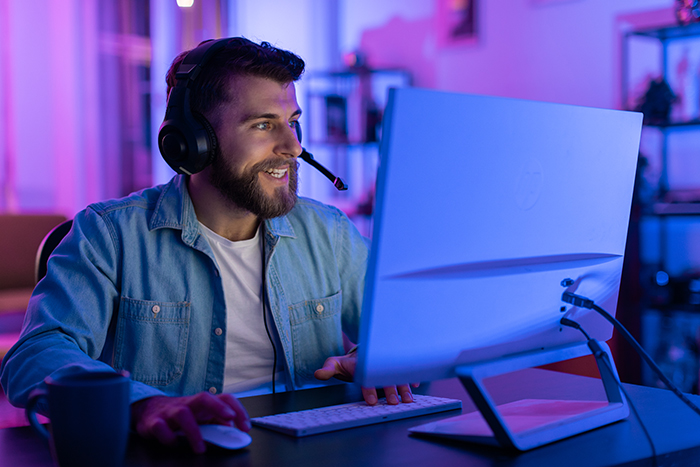Hombre con juegos de auriculares en la colorida configuración de cuevas del hombre, que representa al esposo que se niega a trabajar o ayuda.