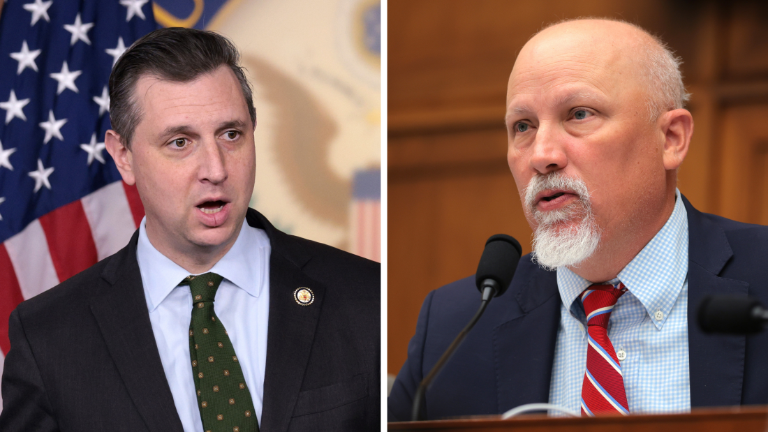 El representante Seth Magaziner, Dr.i., (izquierda), y el representante Chip Roy, republicano de Texas, se encuentran entre un grupo de legisladores bipartidistas en la Cámara que han presentado una nueva legislación que busca prohibir que los legisladores intercambien acciones individuales. Arriba, Magaziner habla durante una conferencia de prensa en febrero. Roy participa en una audiencia del Subcomité de Judicial de la Cámara en abril.