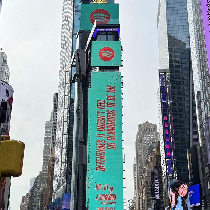 Times Square Billboard muestra las letras de Taylor Swift que provocan una reacción violenta sobre las líneas sordas de la vida de la vida de una showgirl.