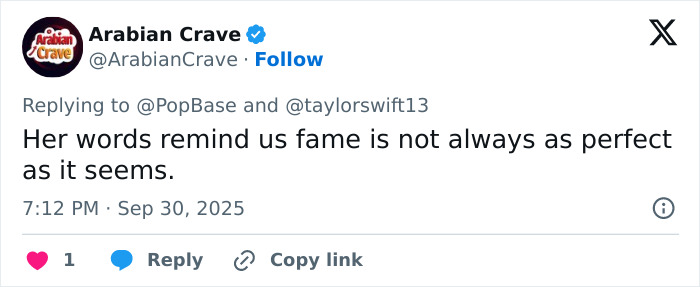Tweet de Arabian Crave que mencionan las letras de Taylor Swift que provocan una reacción violenta sobre los comentarios sordos de tono en el contenido de showgirl filtrado.